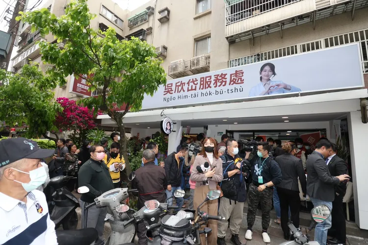 台灣基進台北黨部開幕茶會，圍觀民眾滿溢至馬路上。彭欣偉攝