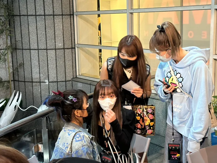 林襄（左二）低調坐在角落。林丞偉攝