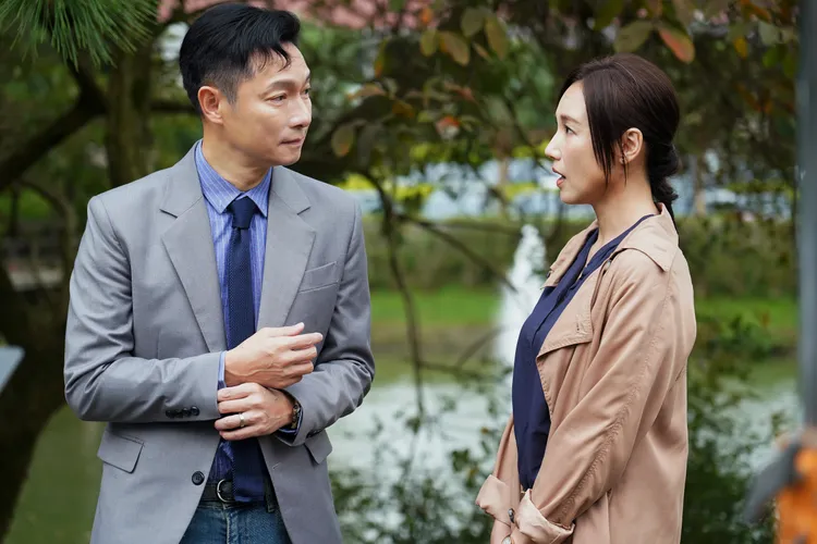 謝祖武（左）與張本渝兩人一起去挖出當年埋下的時空膠囊。公視台語台提供