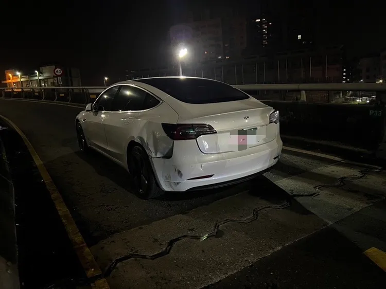 遭撞的Uber計程車。蘆洲警分局提供