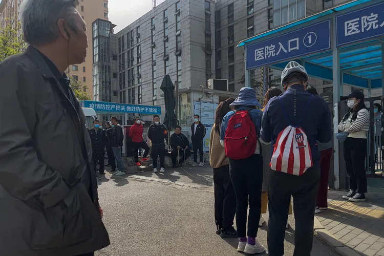 中國官媒遲未報導，民眾在醫院外擔心家人安危。美聯社