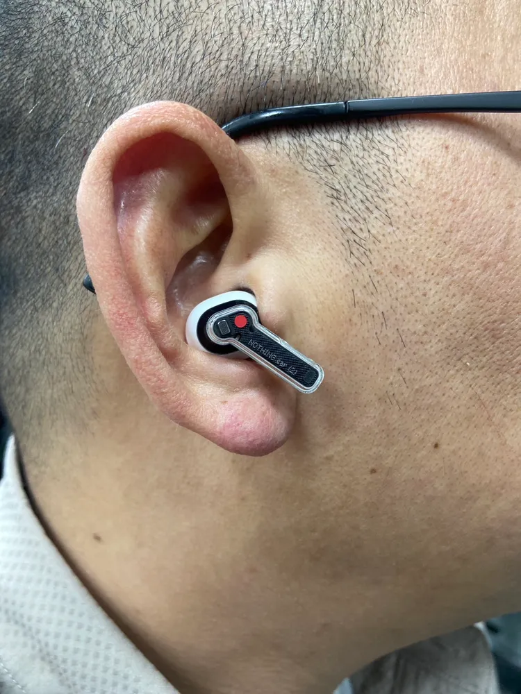 Ear (2)一樣以紅點識別為右耳裝置，降噪40分貝效果讓人驚艷。陳揚盛攝