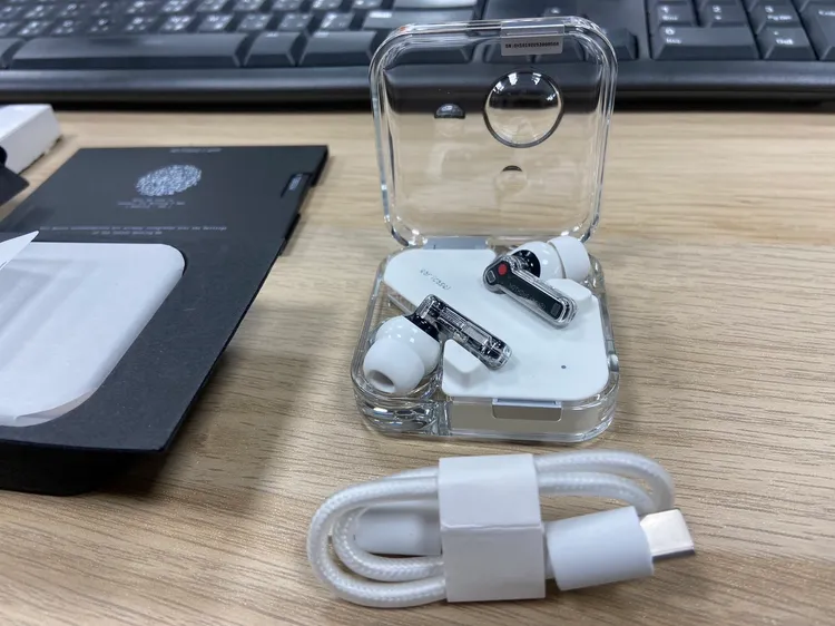 拉開紙盒包裝一角撕開後，透明方形外殼裝載的Ear (2)相當有時尚感。陳揚盛攝