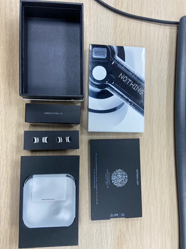 攤開Ear (2)所有物件，從外而內看得到較一代改良。陳揚盛攝