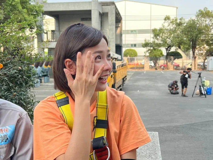 籃籃忍不住灑淚。民視提供