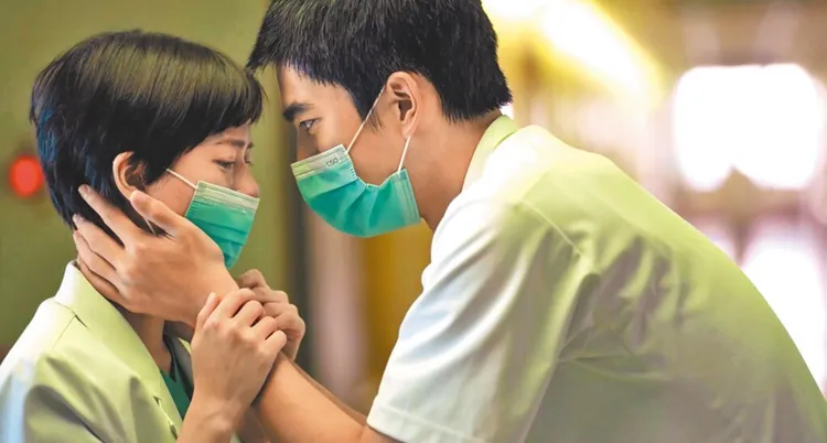 曾敬驊、項婕如（左）飾演1對醫護戀人。CATCHPLAY提供