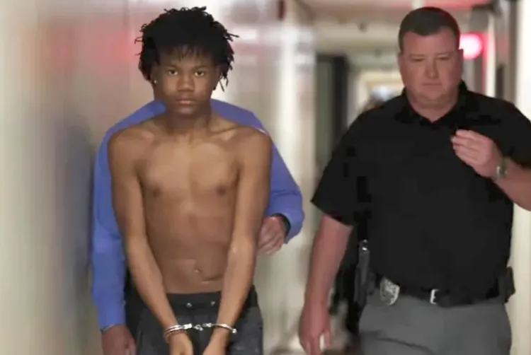 警方押解年僅12歲的凶嫌阿特金斯（左）。翻攝Marion County Police Department