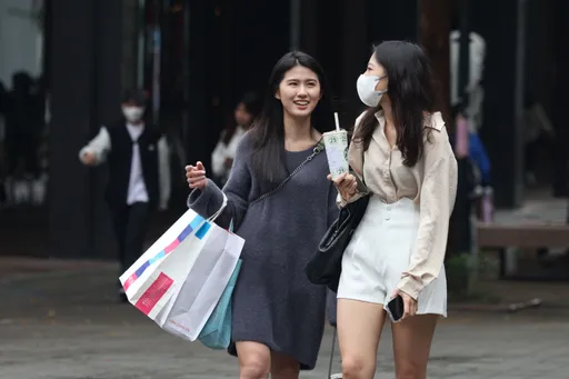 今起回暖飆到30˚C↑ 五一連假變天!台北高溫驟降9˚C雨彈開炸