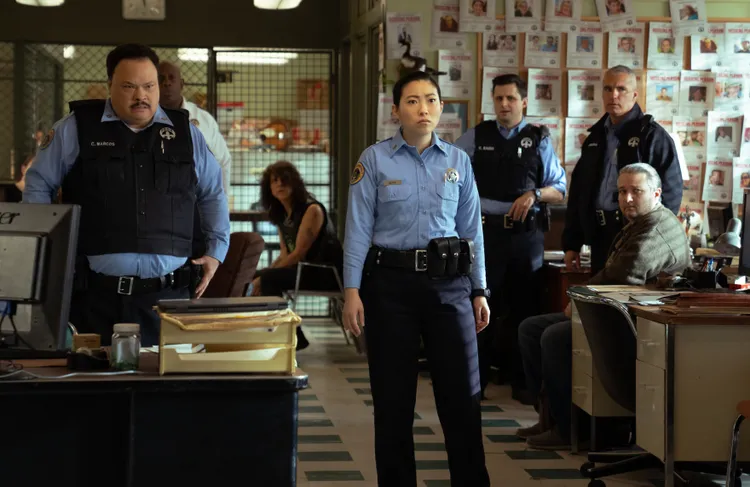 奧卡菲娜（中）在《吸血鬼特助：雷菲爾》飾演幾乎全被黑道收買的警局清流。環球影業提供