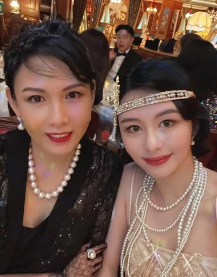 邱淑貞（左）和女兒沈月都是大美人。翻攝沈月IG