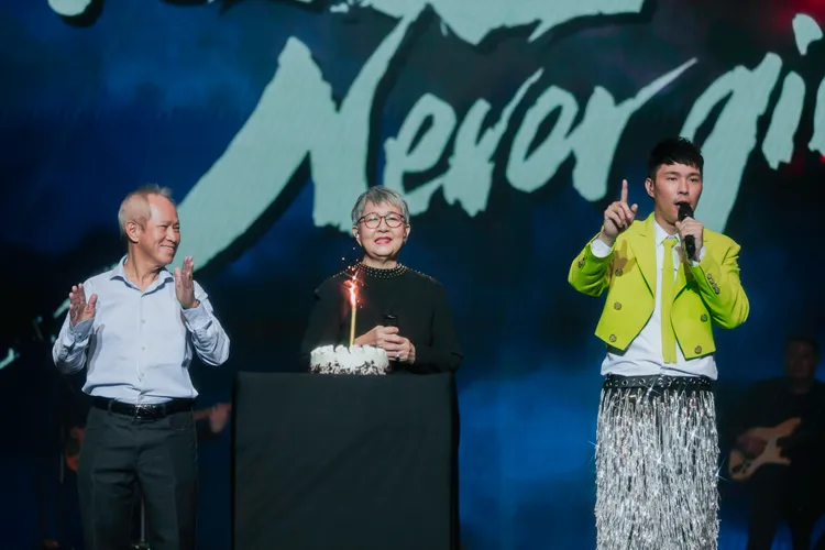 陳威全開唱，爸媽都到了。