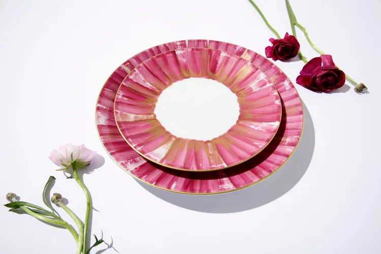 法國Marie Daage餐盤皆以純正的法國利摩日（Limoges）磁器做手工繪製，如同法國高級時裝精緻，設計圖案與色彩時髦多樣，並提倡不同款式混搭使用，為餐桌營造獨特氛圍氣息。品牌提供