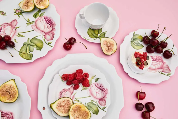 Augarten 在今年與義大利高級訂製服設計師Giambattista Valli聯名設計的清新玫瑰系列餐瓷。品牌提供