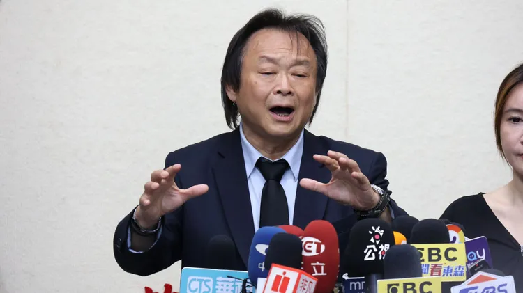 王世堅日前一度氣到要刪何志偉Line好友。莊宗達攝