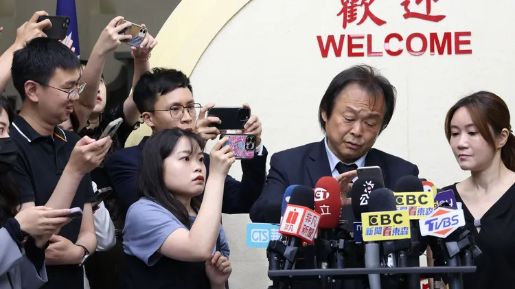 王世堅（中）近期剛換智慧型手機。莊宗達攝