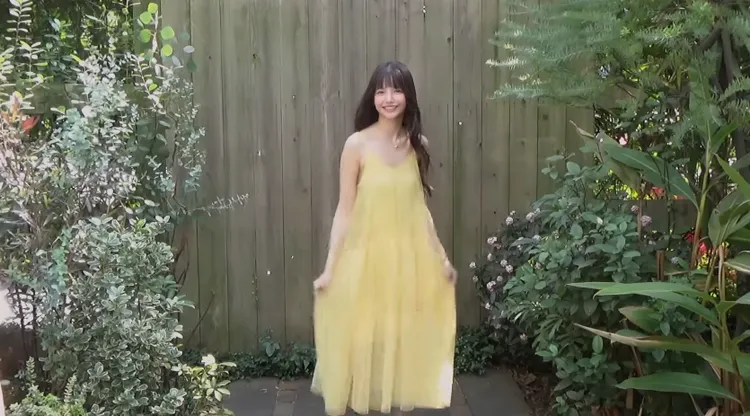 夏沇秀穿著黃色紗裙活潑可愛。翻攝《週刊Young Magazine》YouTube