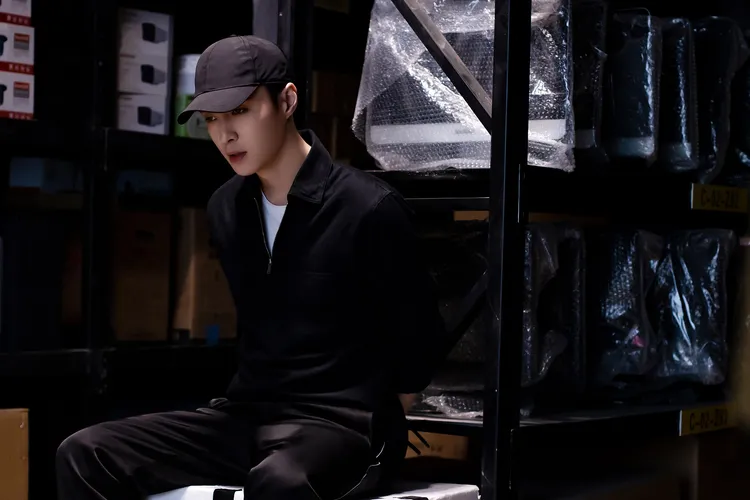 張藝興《相逢時節》中多年來都暗自謀劃向簡家復仇。中天娛樂台提供