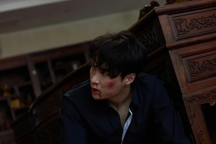 張藝興在《相逢時節》被打得鼻青臉腫。中天娛樂台提供