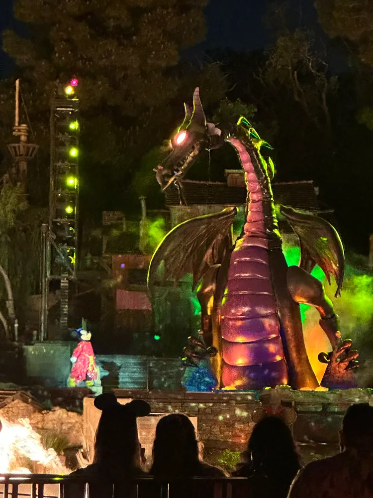 「湯姆歷險島」的噴火龍失火。翻攝推特@neilthefurious