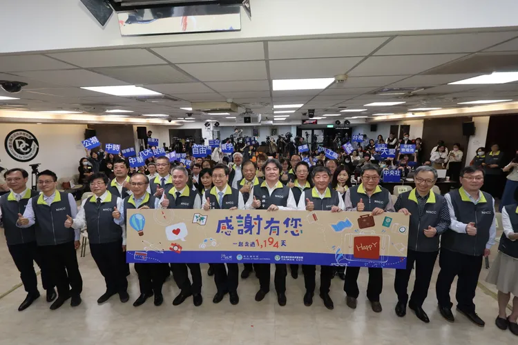 指揮中心團隊在最終場記者會感謝國人齊心防疫。鄭孟晃攝