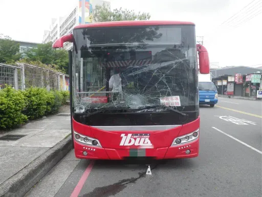 驚悚!客運司機下車買便當忘拉手煞車 肉身擋車遭夾擊不治