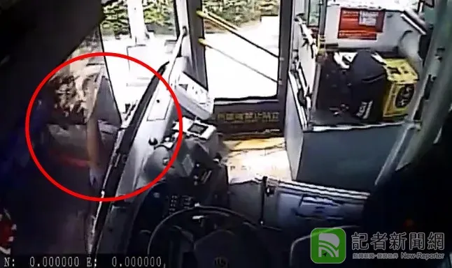 司機打算徒手擋車。取自記者新聞網
