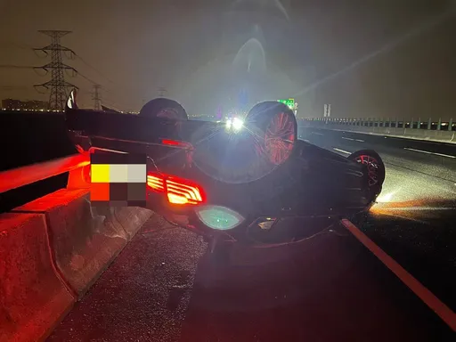 國三彰化快官段自撞 BMW四輪朝天!駕駛傷重送醫不治