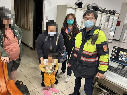 「張君雅小妹妹」翻版!廣播助迷童返家 型男警所長一日奶爸任務完成