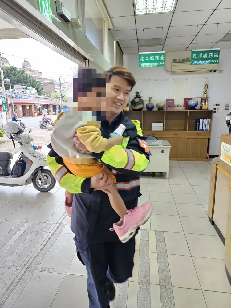 型男警所長張峻傑一把抱起男童笑逐顏開。警方提供
