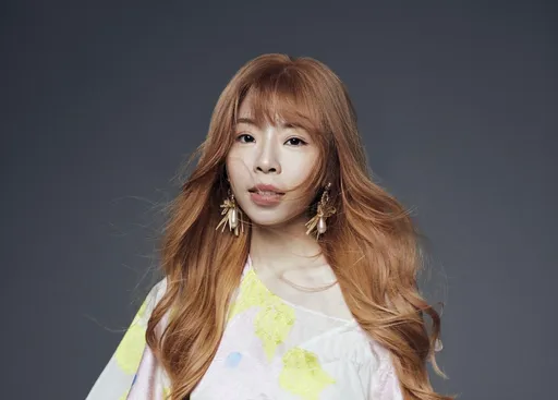 女歌手制服被寫髒話、棒球砸頭　慘烈青春期有如《黑暗榮耀》翻版