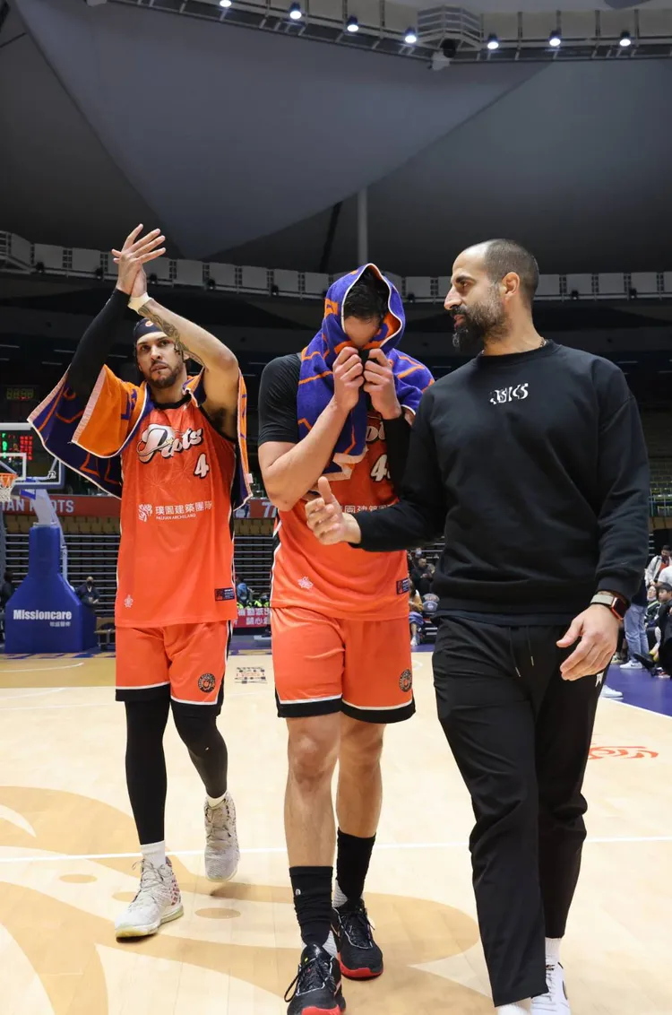 沃許本(中)賽後非常難過。領航猿