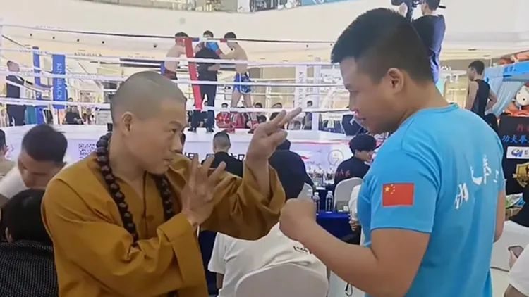 釋永軍和阿俊賽前擺出對戰動作合影。翻攝自武林人阿俊抖音