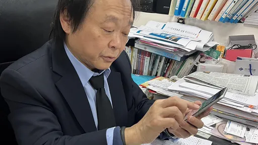 王世堅終於使用智慧手機　「脫離山頂洞人」在哪打字找不到