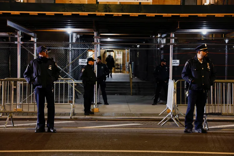警方從前一晚就在法庭外巡邏站崗。路透社