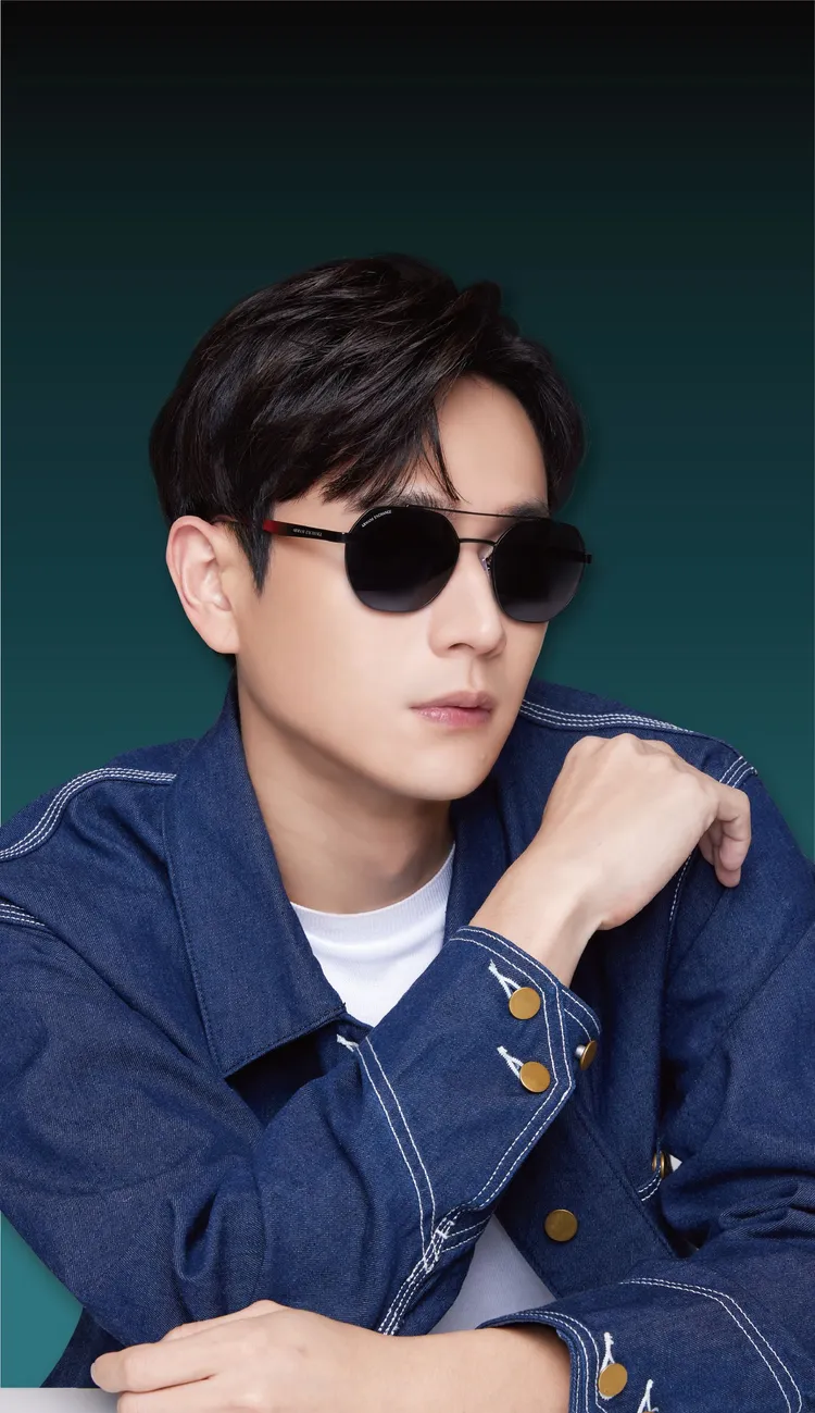 ARMANI EXCHANGE系列全新推出1款太陽眼鏡，亮眼外型搭配兩色鏡片，豐富視覺體驗，小林眼鏡並提供整副配到好3880元起，升級多焦鏡片可再享成功保證。品牌提供