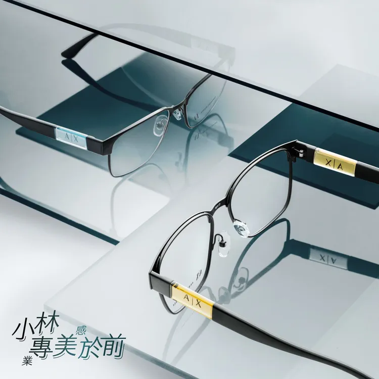 鏡架以黑色基底搭配半透明材質的結構設計。品牌提供