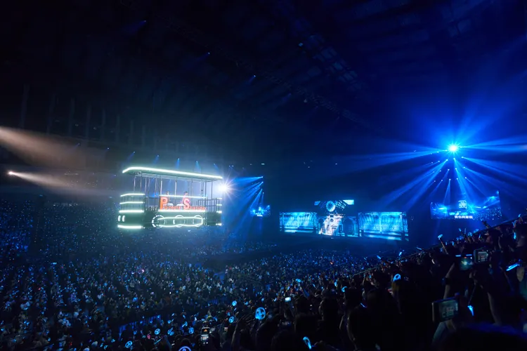 高空飛天車廂從萬名歌迷頭頂飛過。華研國際提供