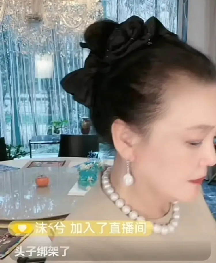 張蘭叫助理接手直播，轉身離開畫面要打電話。翻攝韓綜小玩家