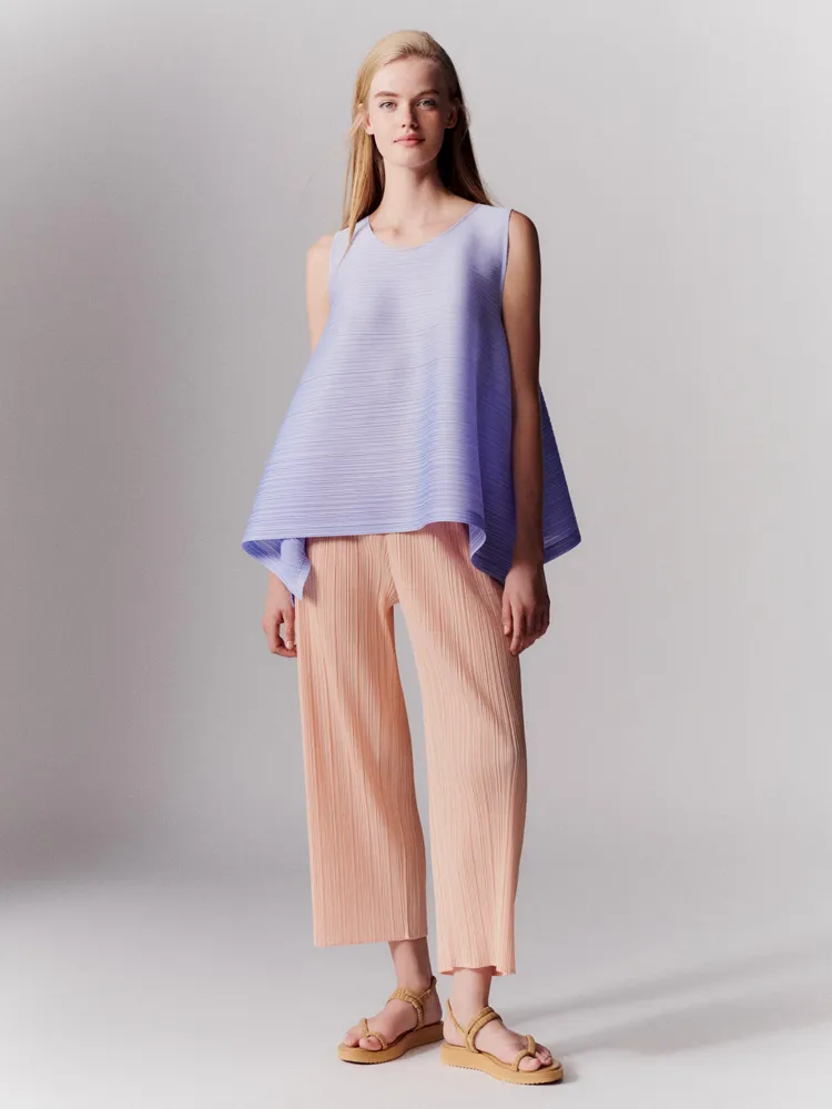 俐落版型搭配適合春夏的輕柔色彩，造就了PLEATS PLEASE ISSEY MIYAKE本季經典實搭的熱門單品。品牌提供