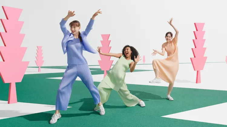 品牌為慶祝成立30周年，特推出1部洋溢愉悅氛圍的形象影片，透過模特兒輕盈的舞蹈動作，呈現PLEATS PLEASE 30周年限定系列服飾。品牌提供