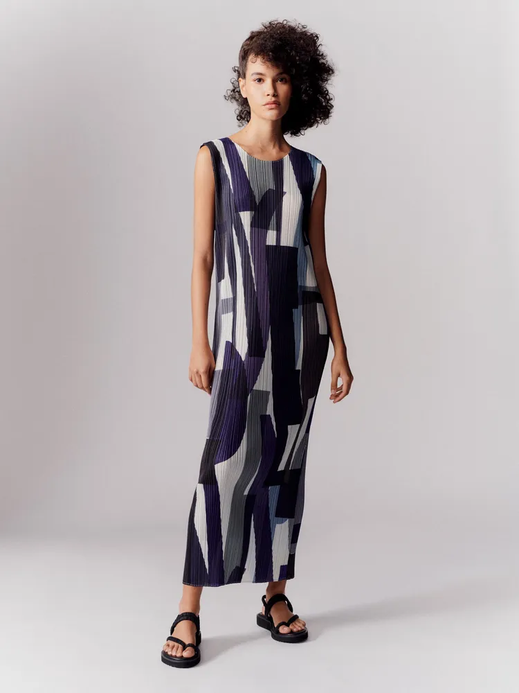 PATH主題下，使用了以「PLEATS PLEASE」英文字母交錯堆疊出的抽象印花。品牌提供