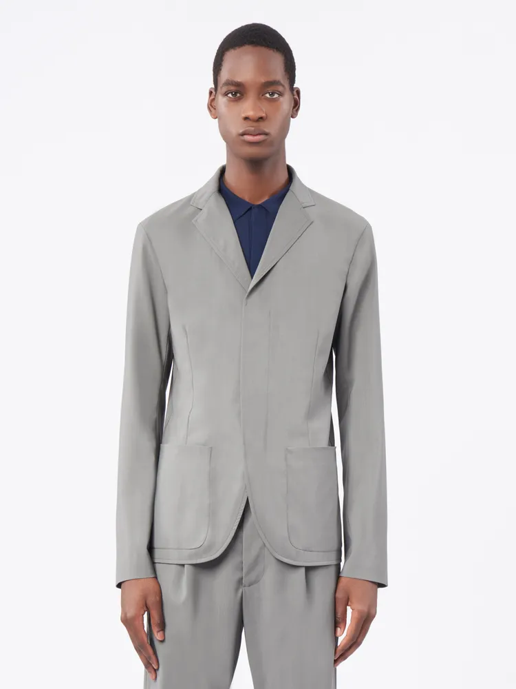 鐵灰色夏日西裝外套，3萬6000元。品牌提供