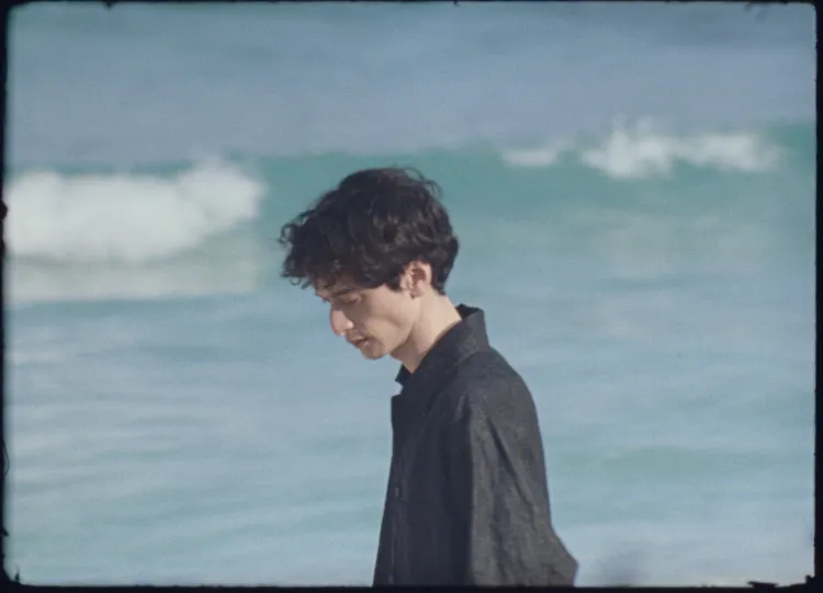 Peter與導演林君昵、黃邦銓為2023春夏共同拍攝充滿愜意海島氛圍的形象影片。品牌提供