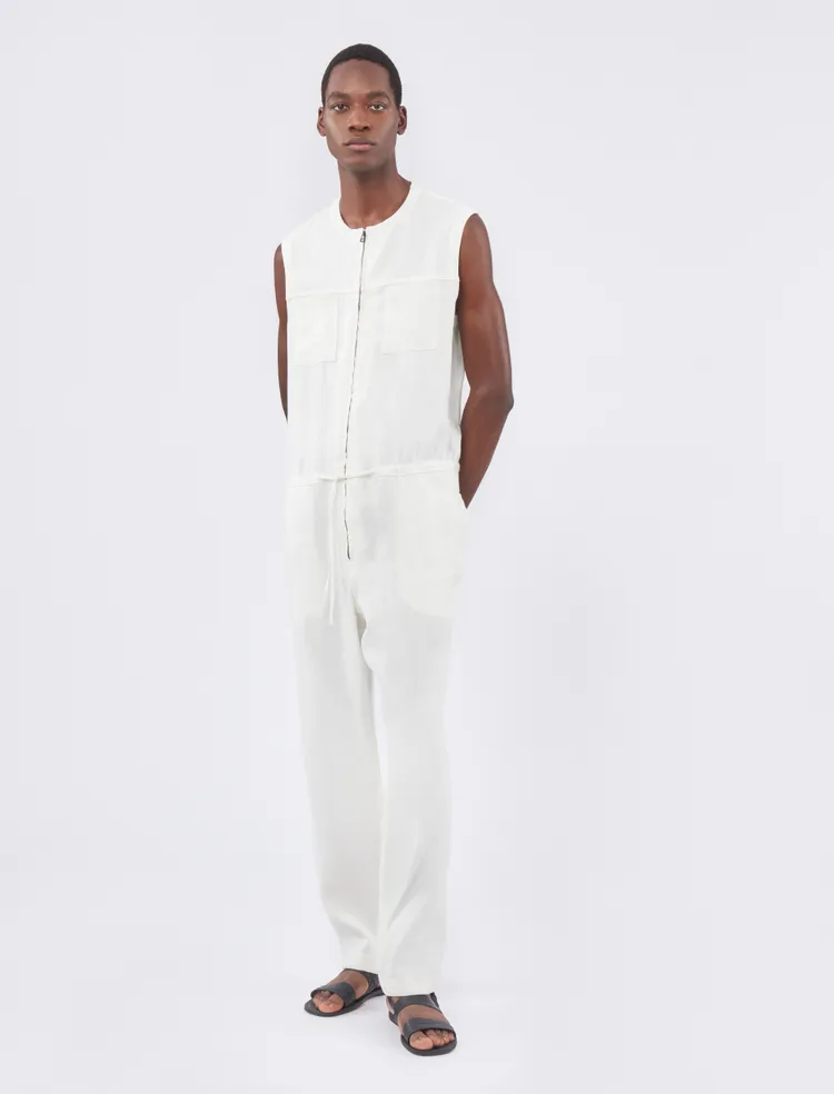 白色連身褲，2萬8500元。品牌提供