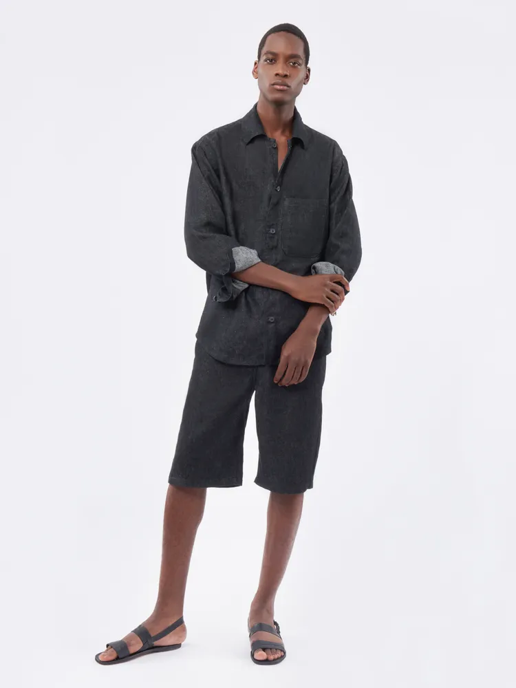 two-way墨沙色工作襯衫（正面）3萬500元、工作短褲1萬5000元。品牌提供