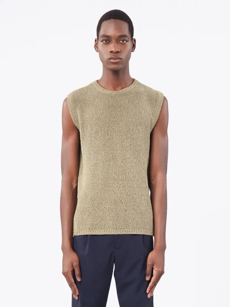 crochet top無袖粗針織上衣，1萬9000元。品牌提供