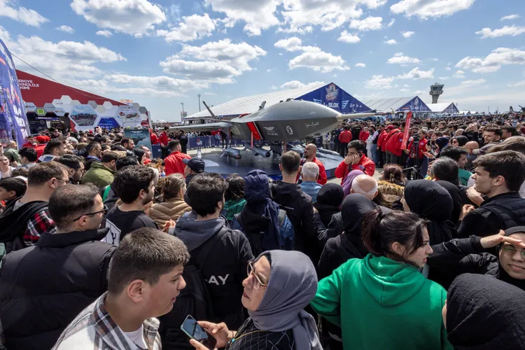 土耳其伊斯坦堡28日Teknofest航空科技展，民眾圍觀「紅蘋果」。路透社