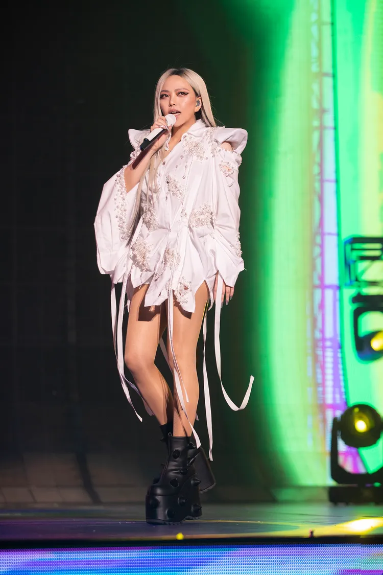 張惠妹再度以激瘦的鉛筆腿現身。聲動娛樂提供