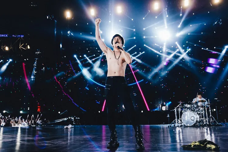 五月天怪獸也脫了。相信音樂提供