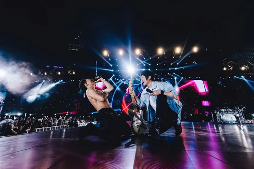 五月天香港最後一夜脫了 放話路上被遇到就請客